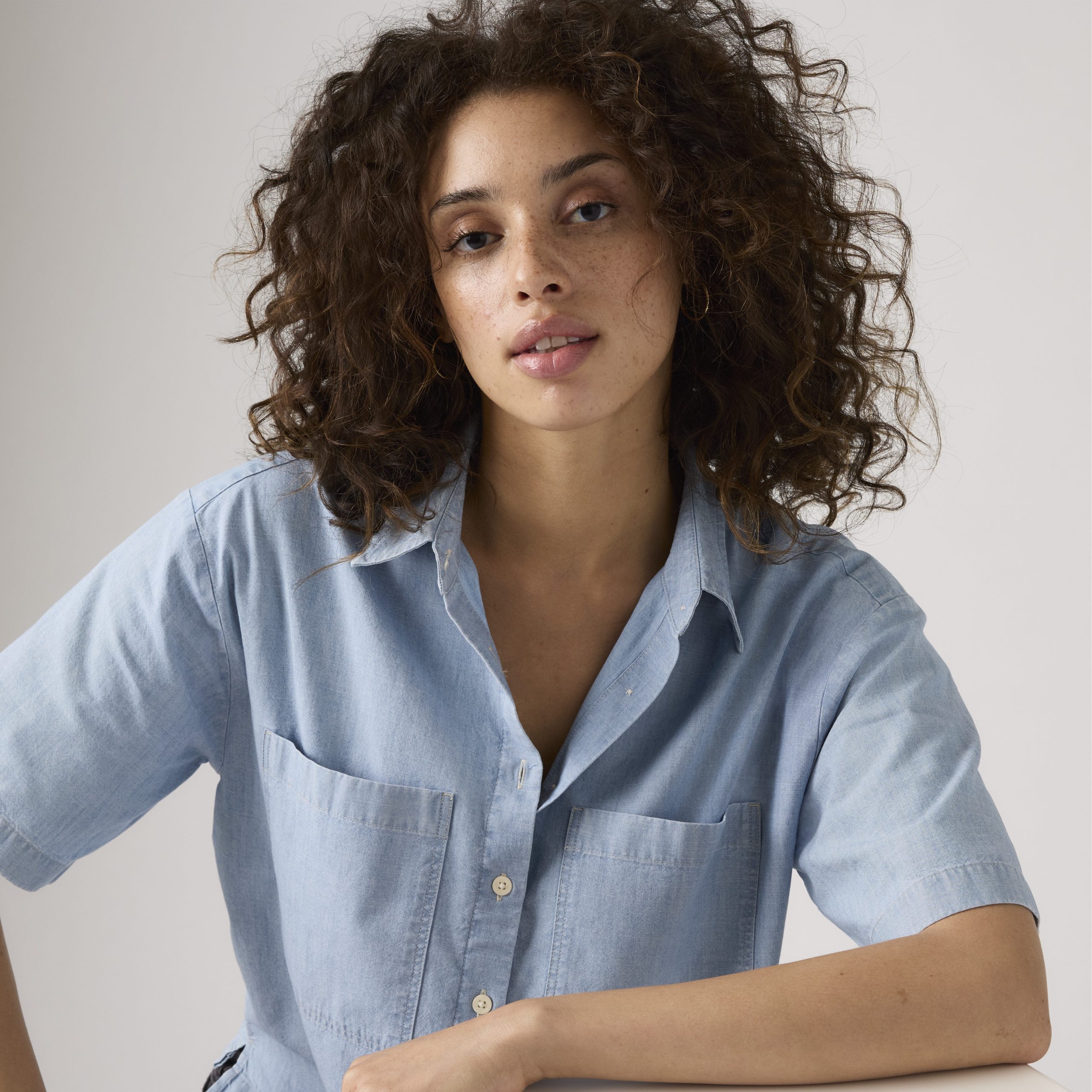 Levi's® Women's Harlie Short-Sleeve Cropped Shirt - Image 2